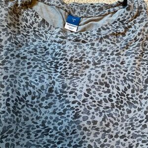 Luxe fabric tee curved hem Never worn M Old Navy Gray animal print